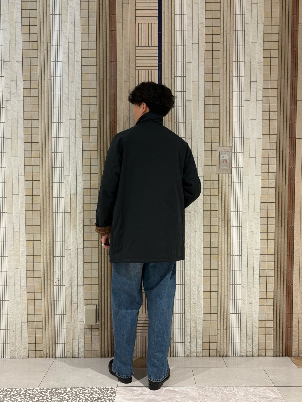 ブルー系のその他アウター、ブルー系のニット/セーター、ブルー系のデニムパンツを着用したメンズの秋コーディネートの6枚目の写真