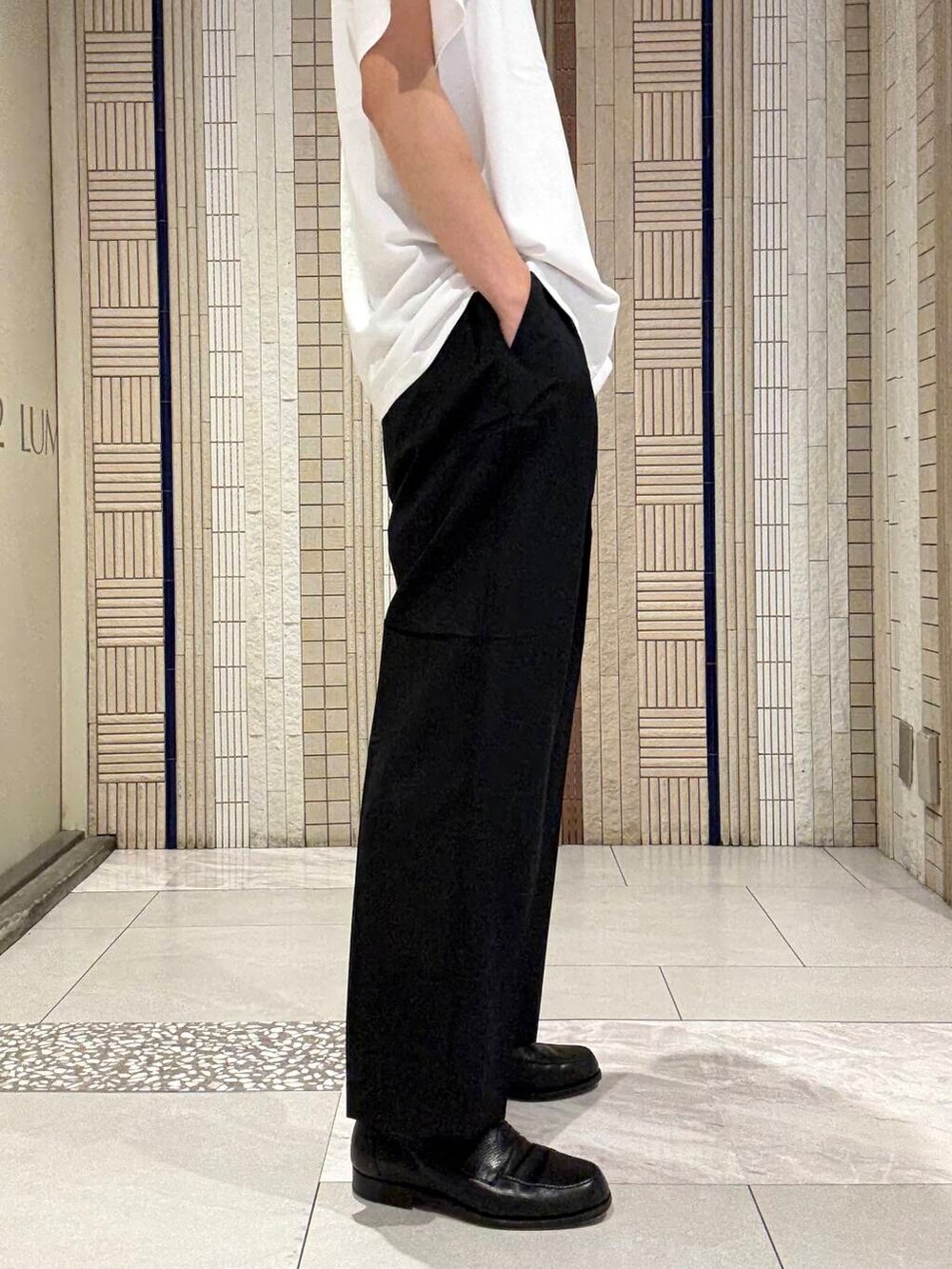 ブラック系のその他パンツ、ホワイト系のTシャツ/カットソーを着用したメンズの夏コーディネートの6枚目の写真