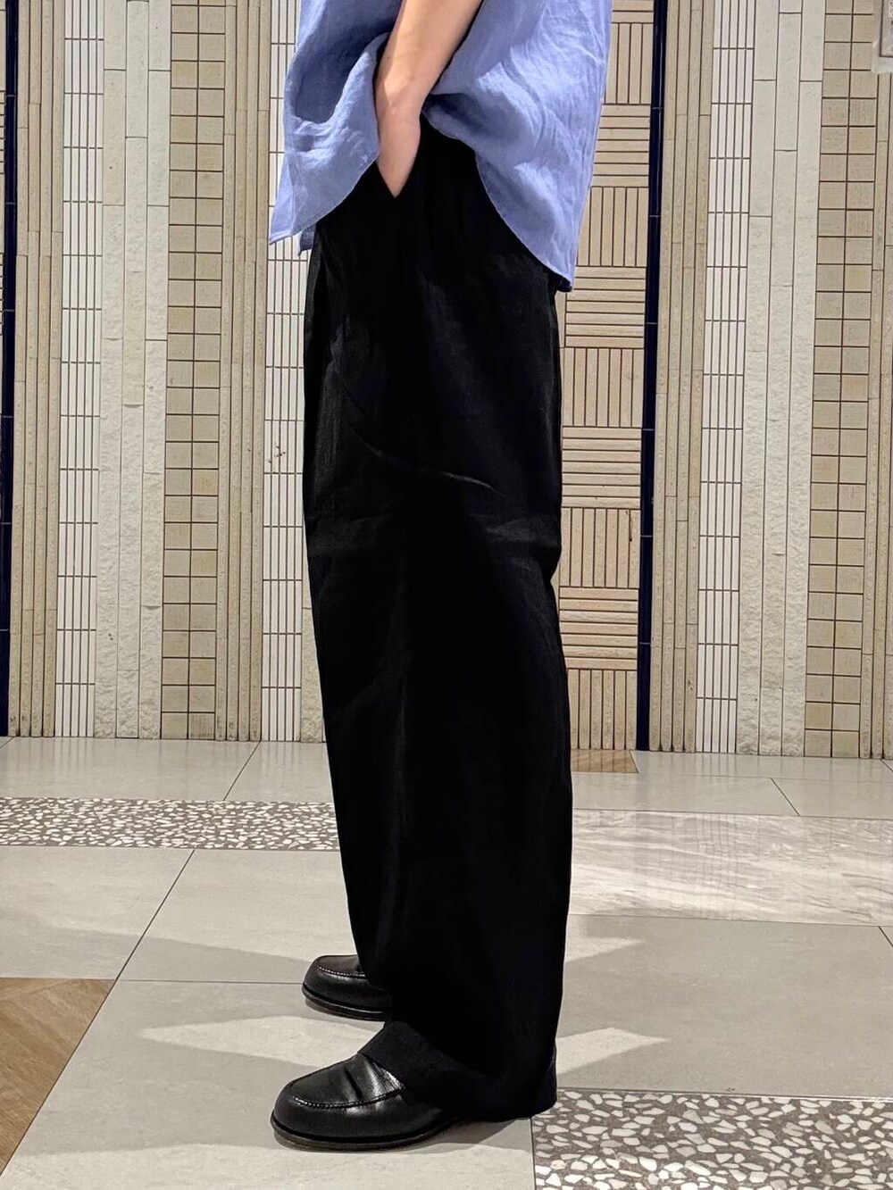 ブルー系のシャツ/ブラウス、ブルー系のその他パンツ、ホワイト系のTシャツ/カットソーを着用したメンズの夏コーディネートの6枚目の写真