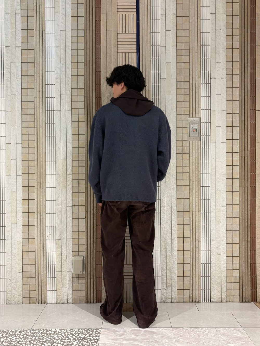 ブルー系のカーディガン/ボレロ、ベージュ系のニット/セーター、ブラウン系のバンダナ/スカーフを着用したメンズの冬コーディネートの7枚目の写真