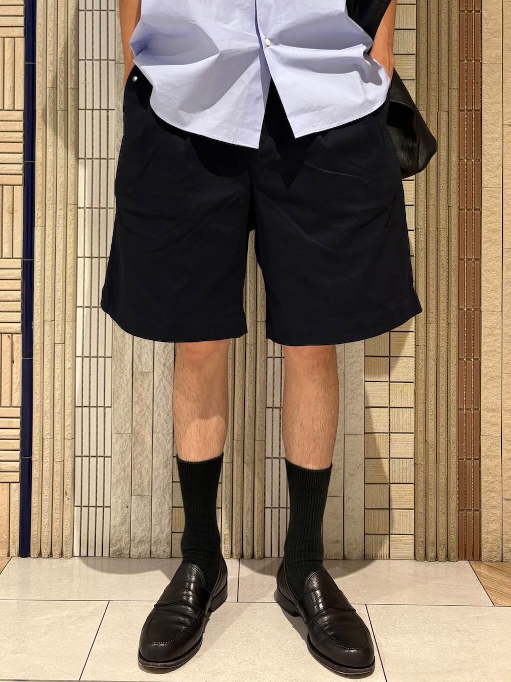 ブルー系のシャツ/ブラウス、ブルー系のその他パンツを着用したメンズの夏コーディネートの5枚目の写真