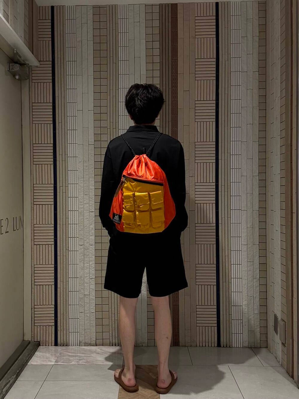 ブルー系のその他パンツ、ブルー系のポロシャツ、ブラウン系のサンダルを着用したメンズの夏コーディネートの3枚目の写真