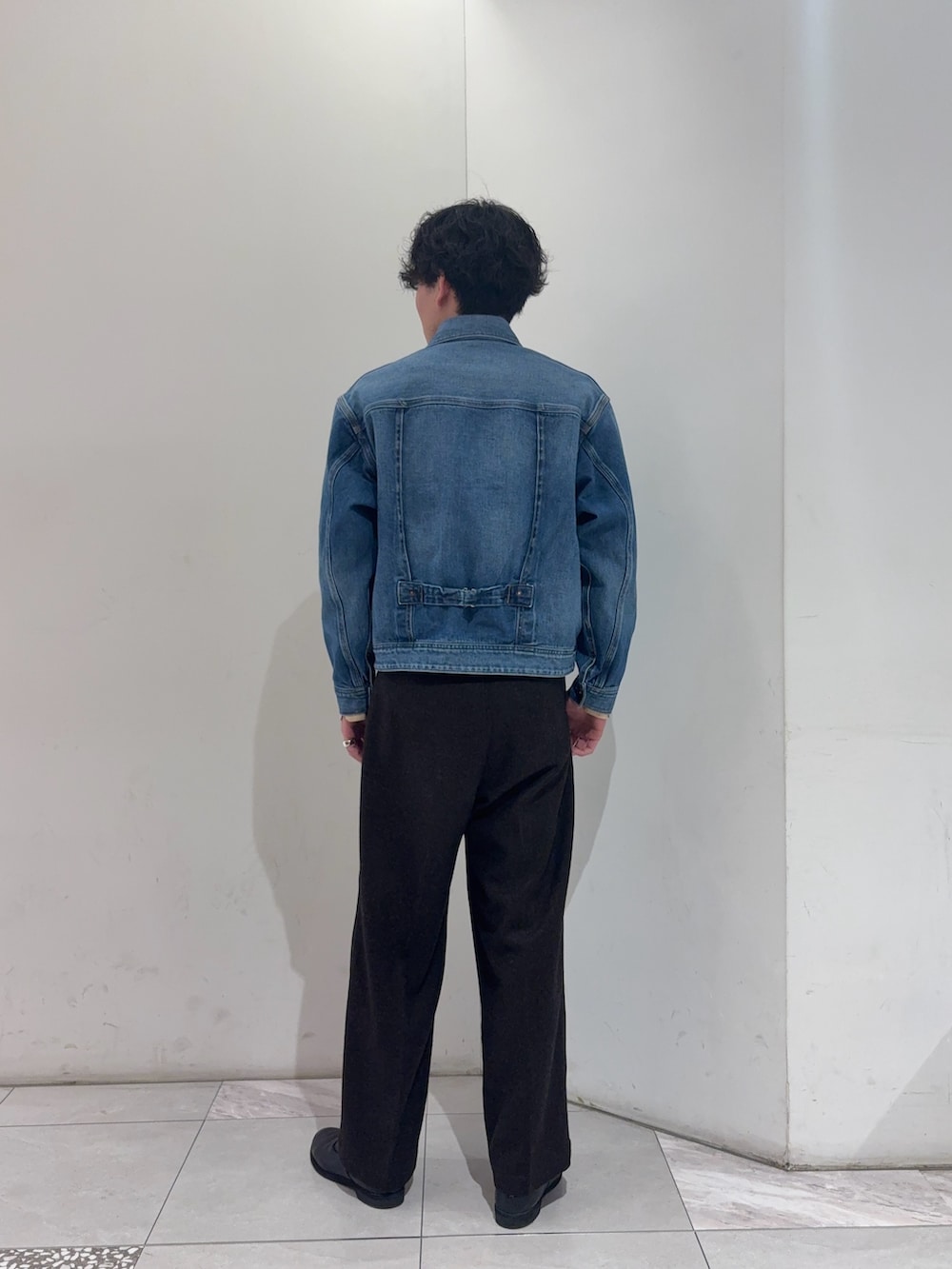 ブルー系のデニムジャケット、その他のシャツ/ブラウス、ブラウン系のその他パンツを着用したメンズの冬コーディネートの5枚目の写真