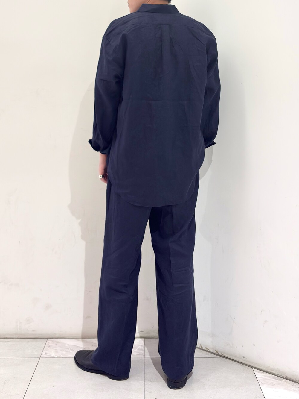 ブルー系のシャツ/ブラウス、ブルー系のその他パンツ、ブラック系のブーツを着用したメンズの春コーディネートの5枚目の写真