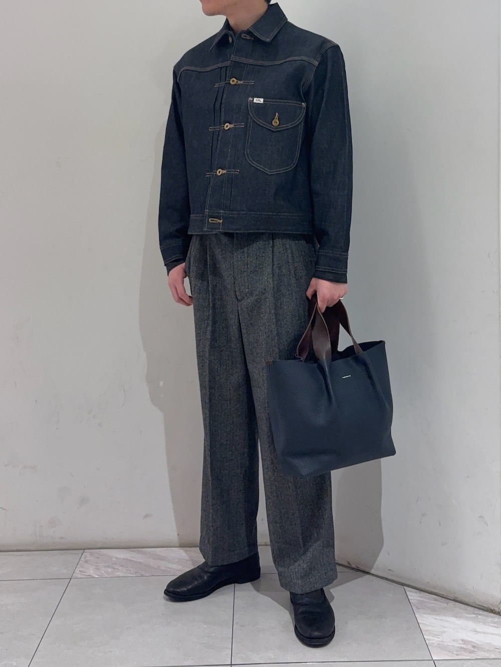 ブルー系のデニムジャケット、ブラック系のシャツ/ブラウス、グレー系のその他パンツを着用したメンズの冬コーディネートの2枚目の写真