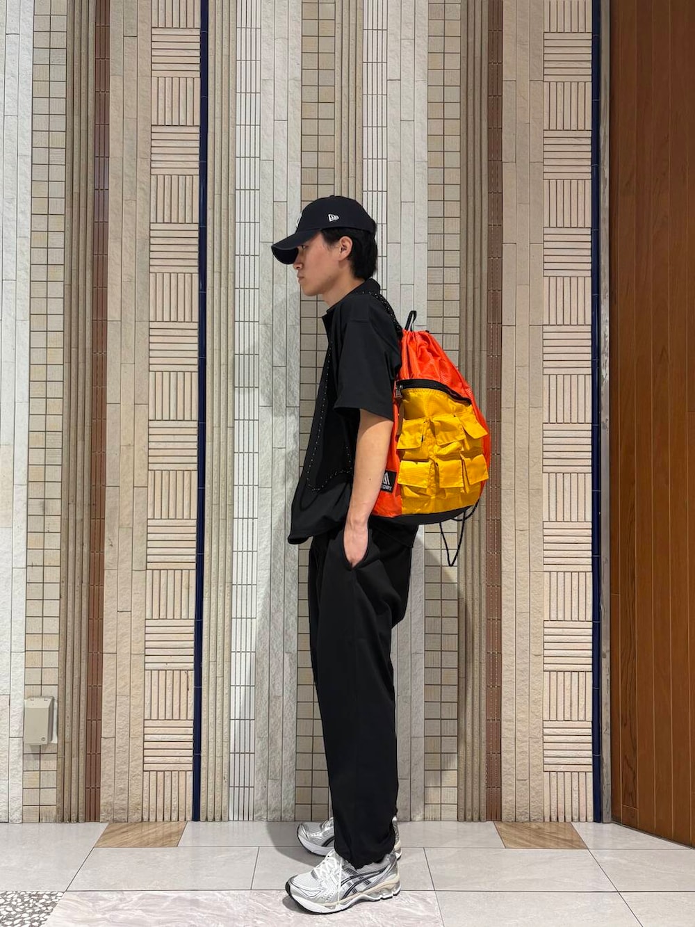 ブルー系のポロシャツ、ブルー系のその他パンツ、ホワイト系のスニーカーを着用したメンズの夏コーディネートの2枚目の写真