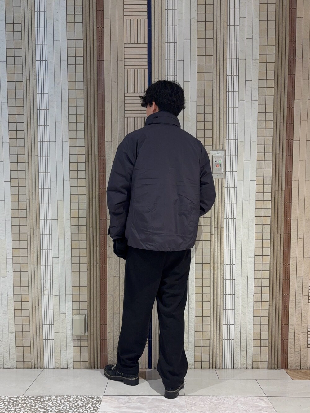 グリーン系のその他アウター、ブラック系のニット/セーター、ブラック系のその他パンツを着用したメンズの秋コーディネートの7枚目の写真