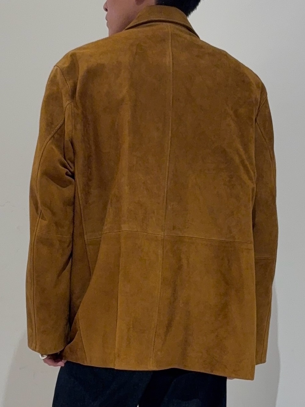 ブラウン系のその他アウター、ベージュ系のスウェットを着用したメンズの冬コーディネートの8枚目の写真