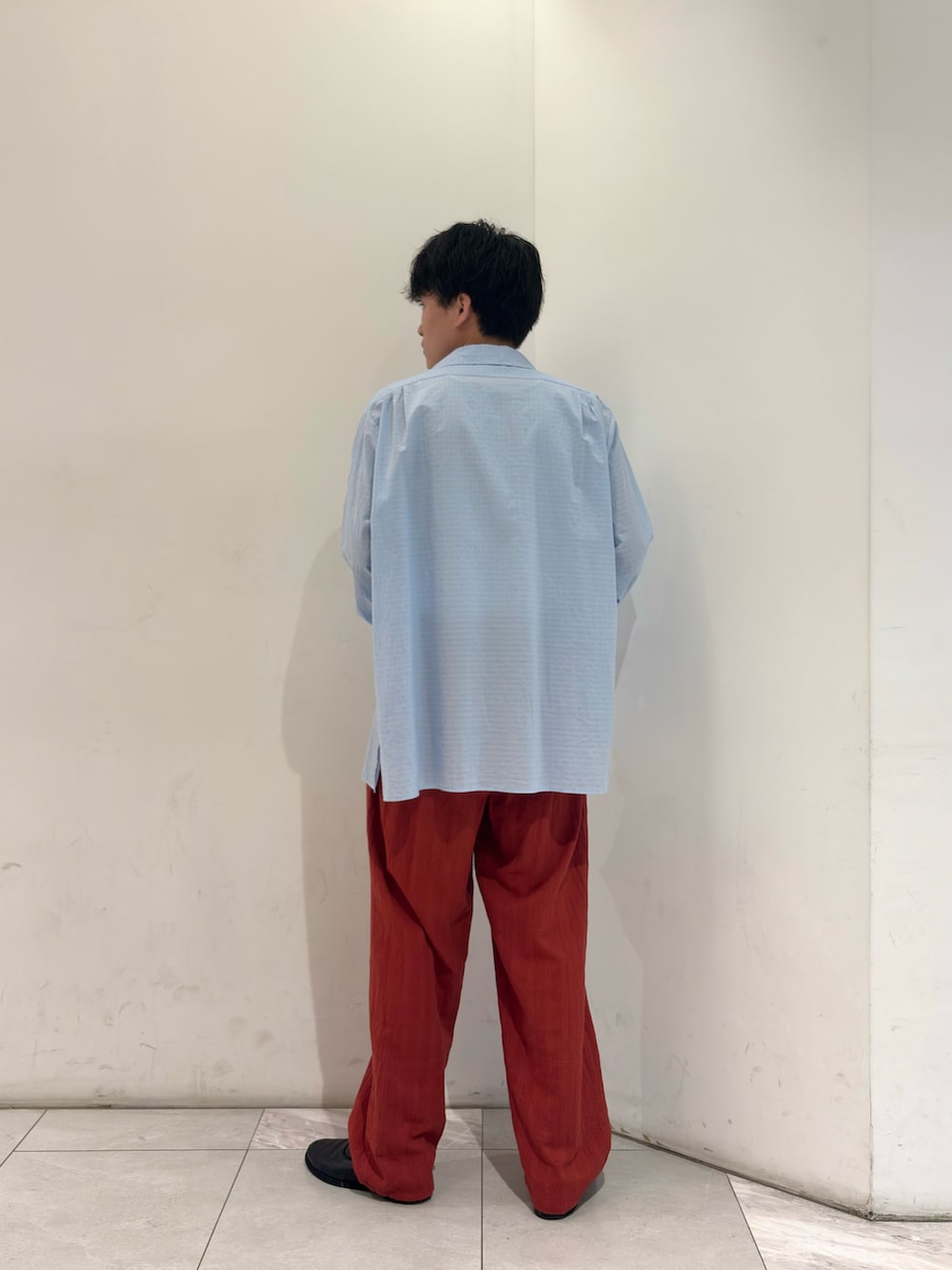 その他のシャツ/ブラウス、ブラック系のブーツを着用したメンズの春コーディネートの4枚目の写真