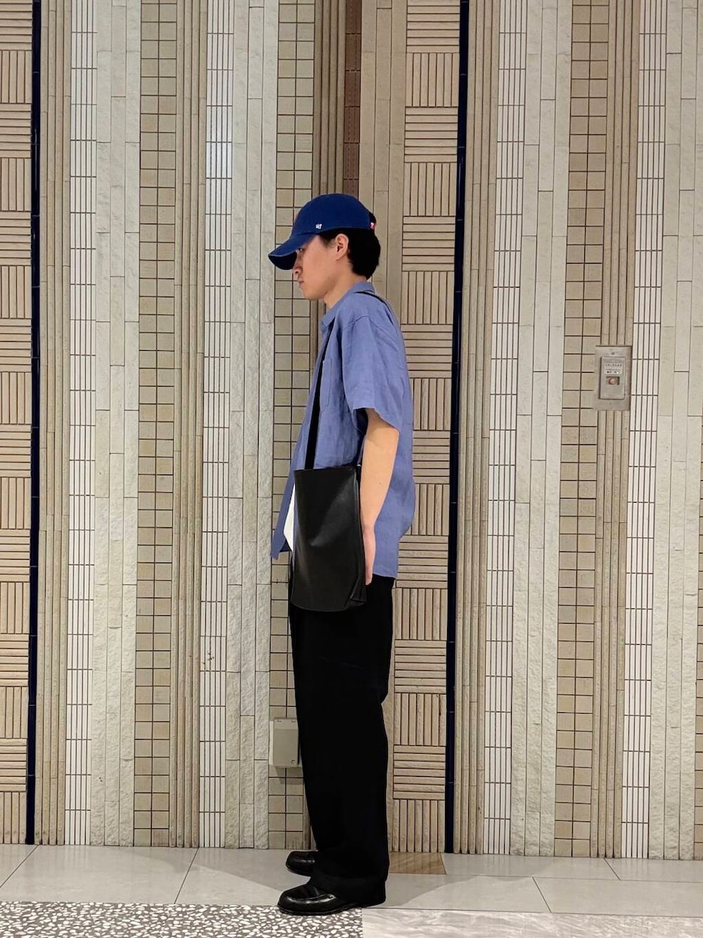 ブルー系のシャツ/ブラウス、ブルー系のその他パンツ、ホワイト系のTシャツ/カットソーを着用したメンズの夏コーディネートの2枚目の写真