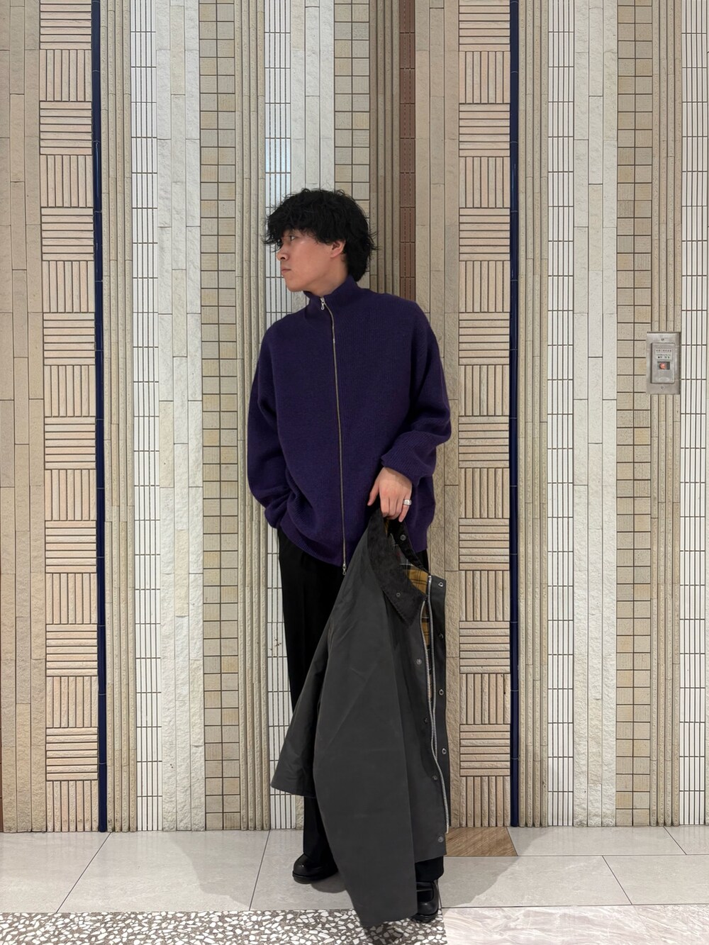 グレー系のその他アウター、ブラック系のその他パンツ、パープル系のテーラードジャケットを着用したメンズの秋コーディネートの5枚目の写真