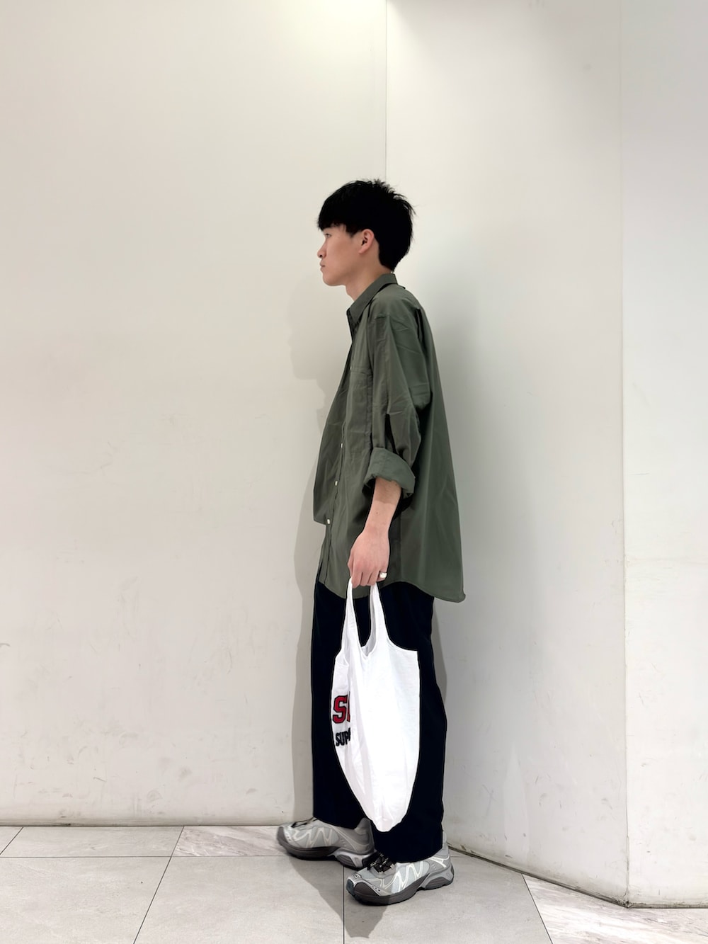 ホワイト系のトートバッグ、グリーン系のシャツ/ブラウス、ブルー系のその他パンツを着用したメンズの春コーディネートの4枚目の写真