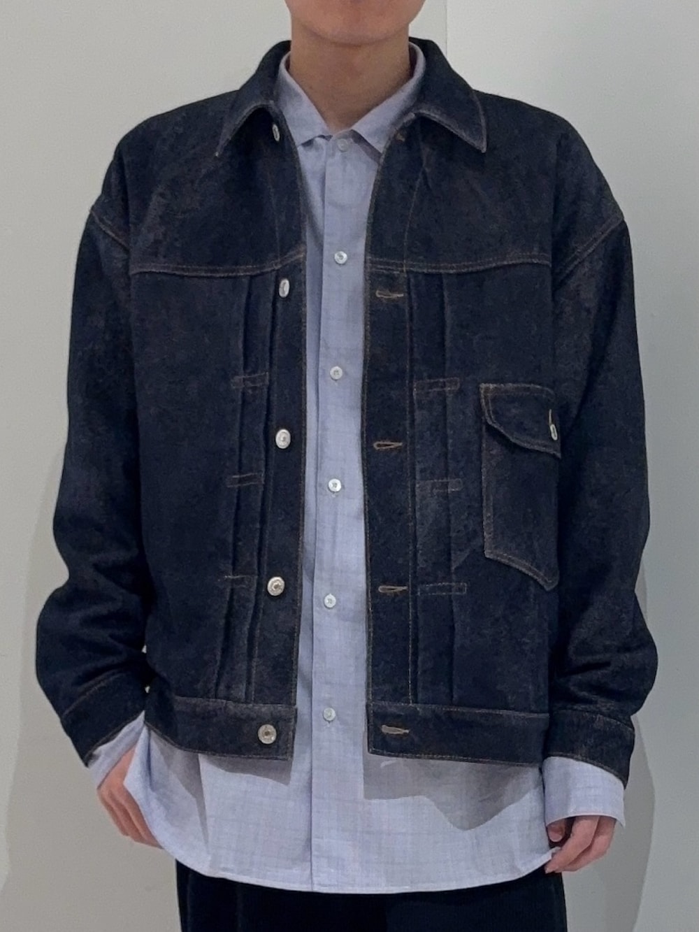 ブルー系のテーラードジャケット、ブルー系のその他パンツを着用したメンズの冬コーディネートの4枚目の写真