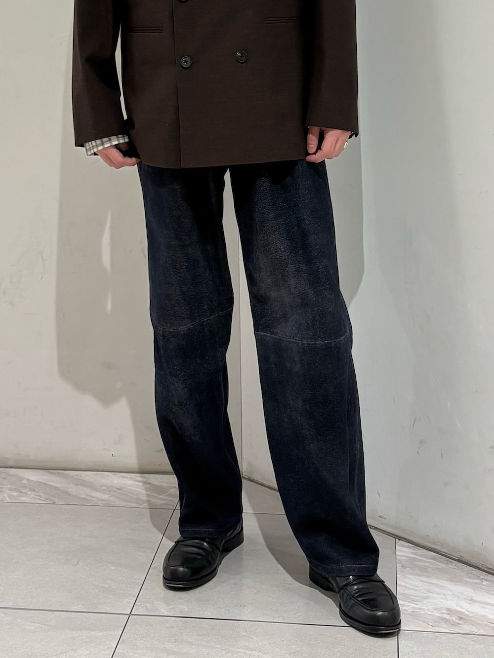 ブラウン系のその他アウター、ホワイト系のシャツ/ブラウス、ブルー系のその他パンツを着用したメンズの冬コーディネートの4枚目の写真