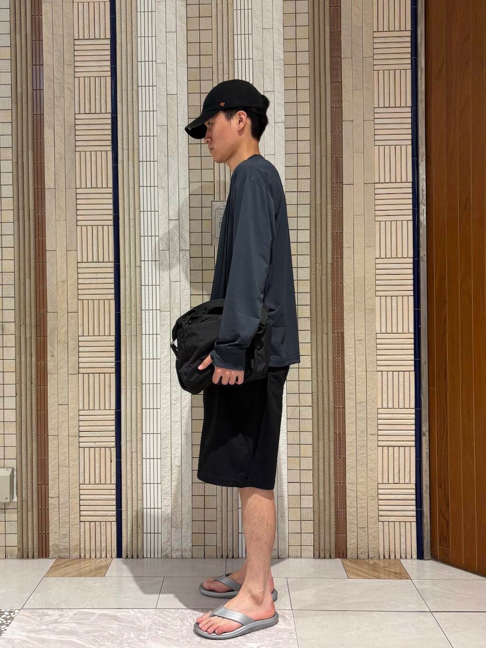 ブルー系のその他パンツ、ブラック系のショルダーバッグ、シルバー系のサンダルを着用したメンズの夏コーディネートの2枚目の写真