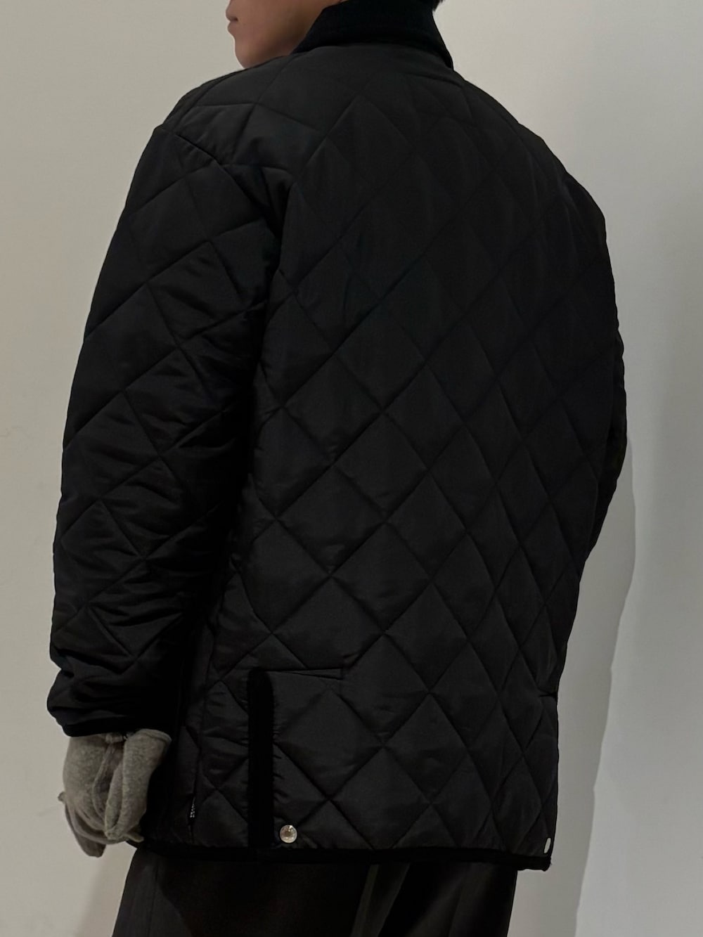 ブラック系のダウンジャケット/コート、グレー系のニット/セーター、グレー系のその他パンツを着用したメンズの冬コーディネートの7枚目の写真