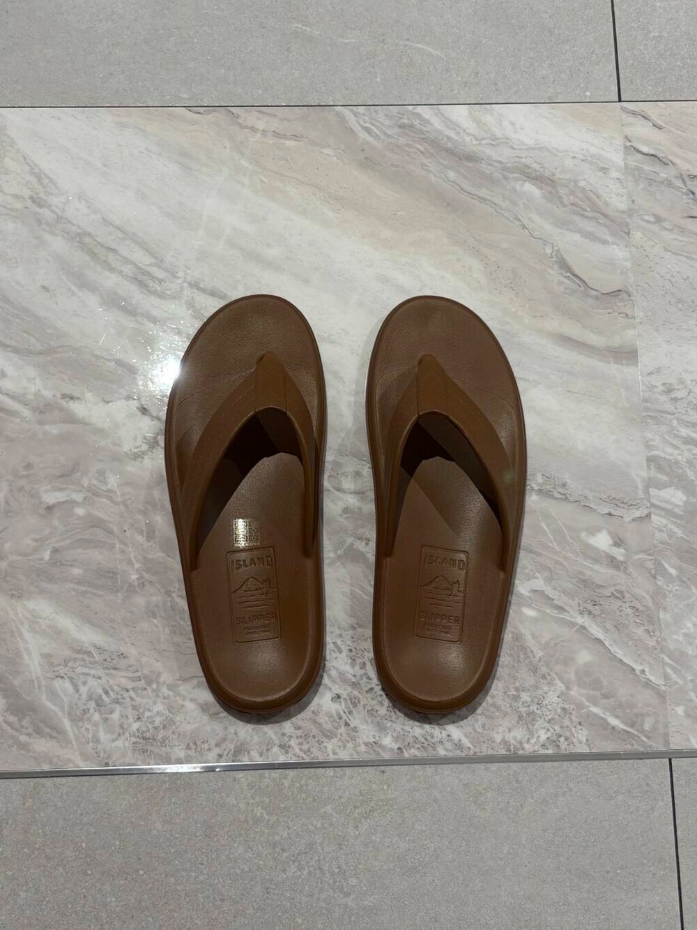 ブルー系のその他パンツ、ブラック系のショルダーバッグ、グレー系のTシャツ/カットソーを着用したメンズの夏コーディネートの9枚目の写真