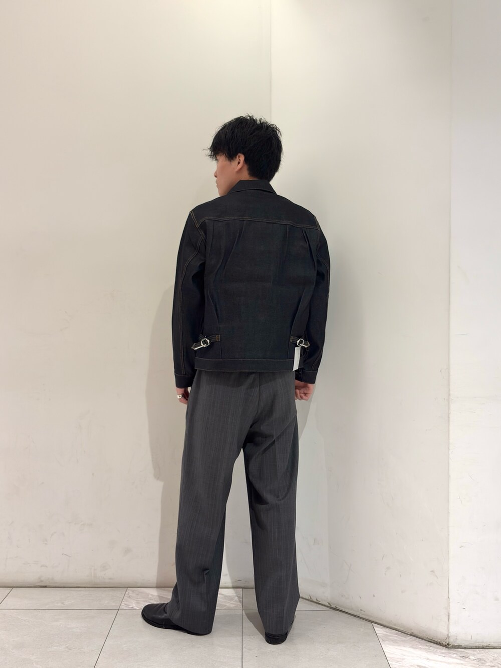 ブルー系のデニムジャケット、ホワイト系のシャツ/ブラウス、グレー系のその他パンツを着用したメンズの春コーディネートの5枚目の写真