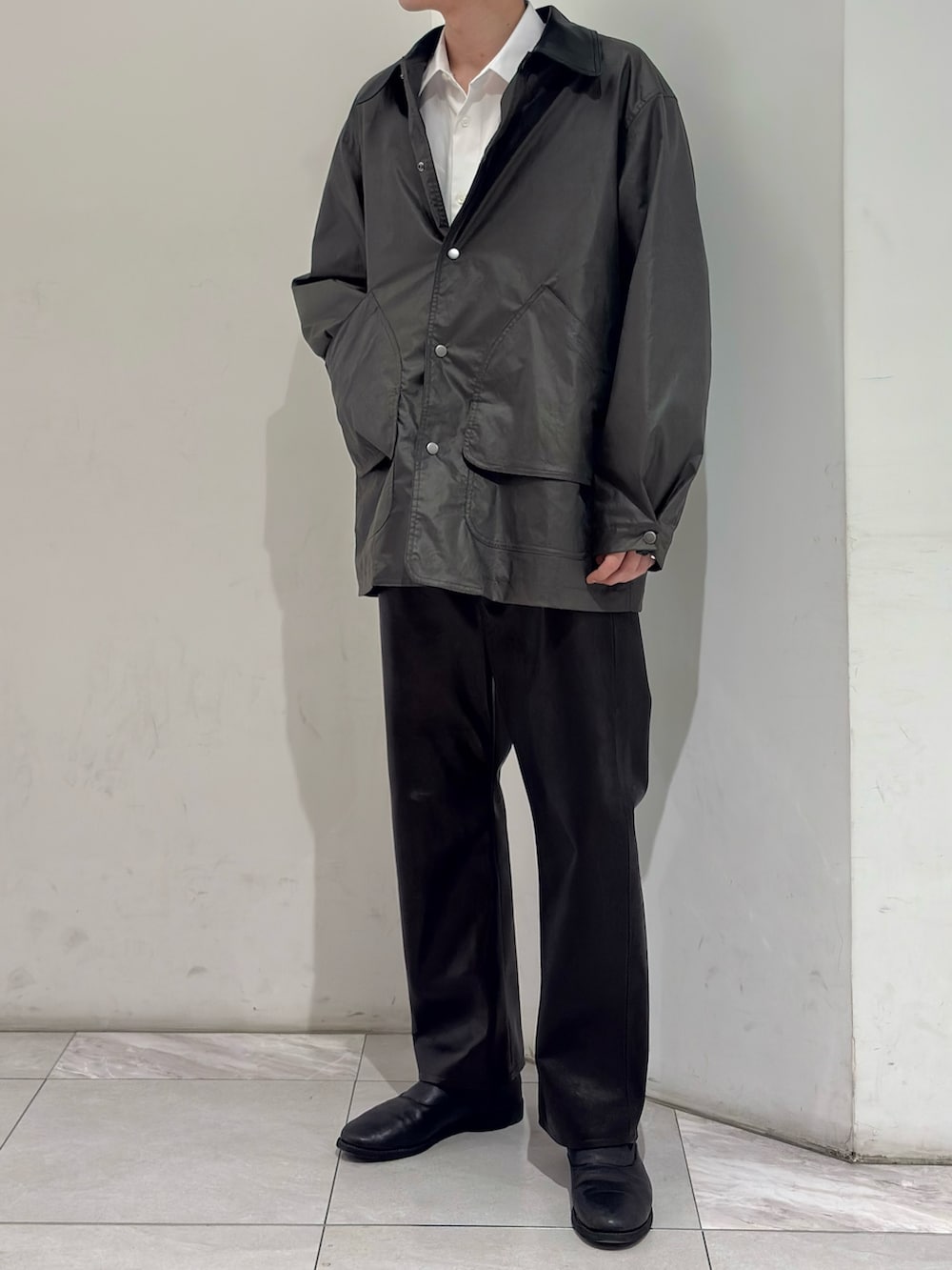 グリーン系のその他アウター、ホワイト系のシャツ/ブラウスを着用したメンズの春コーディネートの2枚目の写真