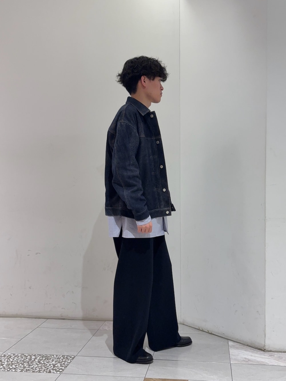 ブルー系のテーラードジャケット、ブルー系のその他パンツを着用したメンズの冬コーディネートの5枚目の写真