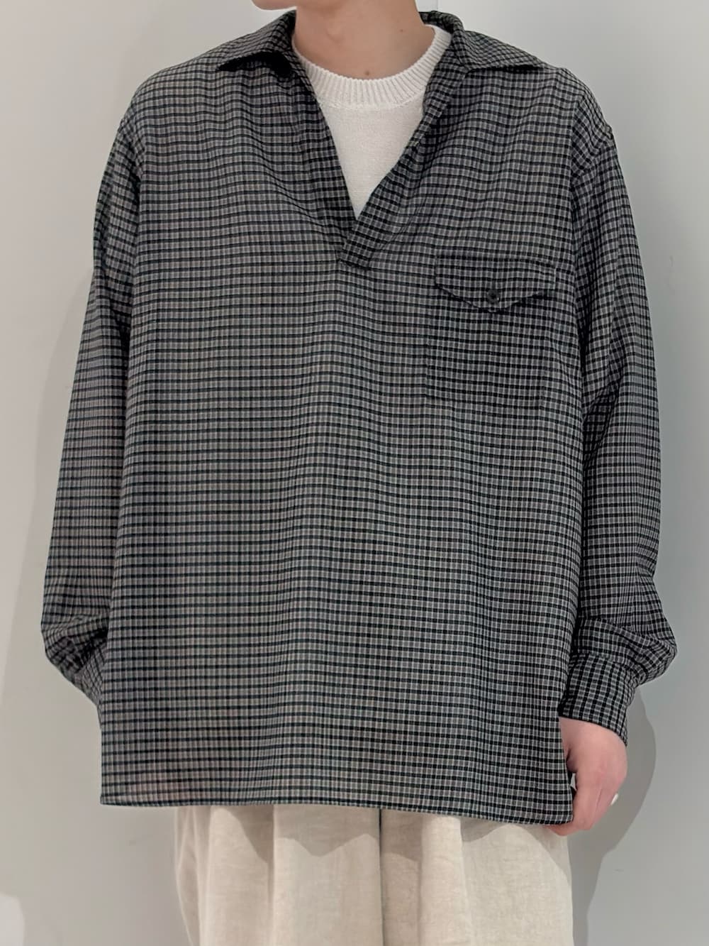 ブラック系のシャツ/ブラウス、ベージュ系のその他パンツ、ブラック系のブーツを着用したメンズの春コーディネートの3枚目の写真