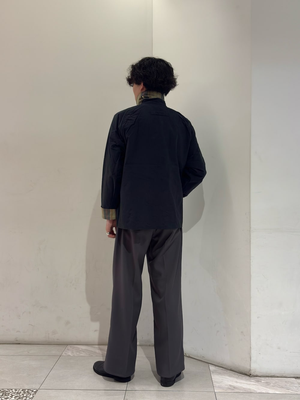 ブルー系のその他アウター、グレー系のその他パンツを着用したメンズの春コーディネートの5枚目の写真