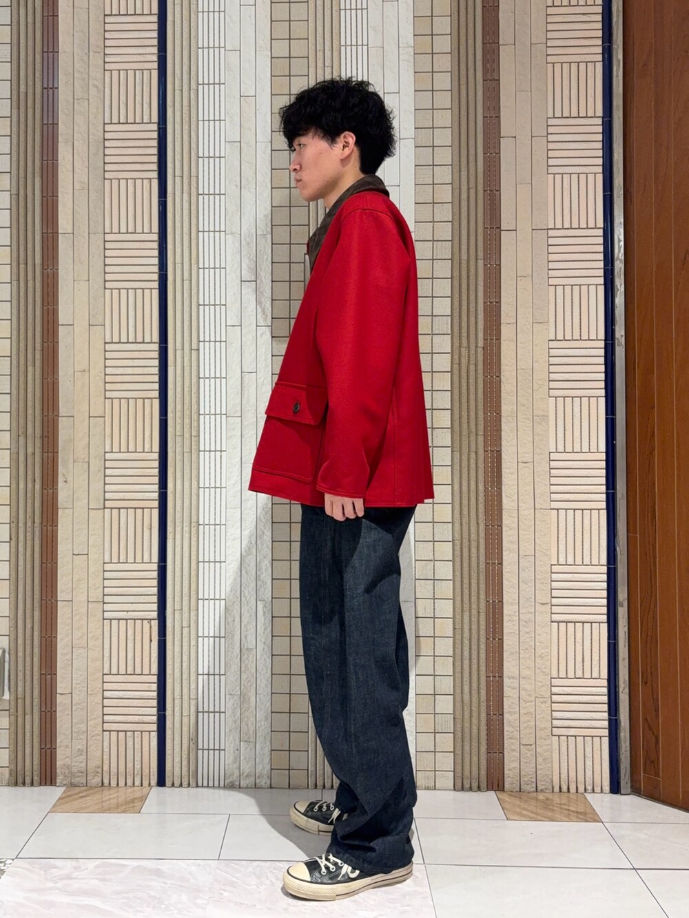 ブルー系のその他パンツ、レッド系のテーラードジャケットを着用したメンズの秋コーディネートの5枚目の写真