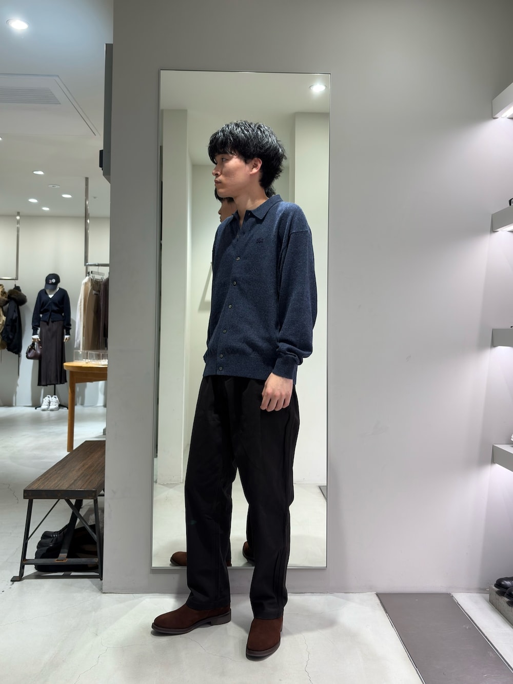 ブルー系のカーディガン/ボレロ、ブラウン系のその他パンツ、ブラウン系のブーツを着用したメンズの秋コーディネートの4枚目の写真
