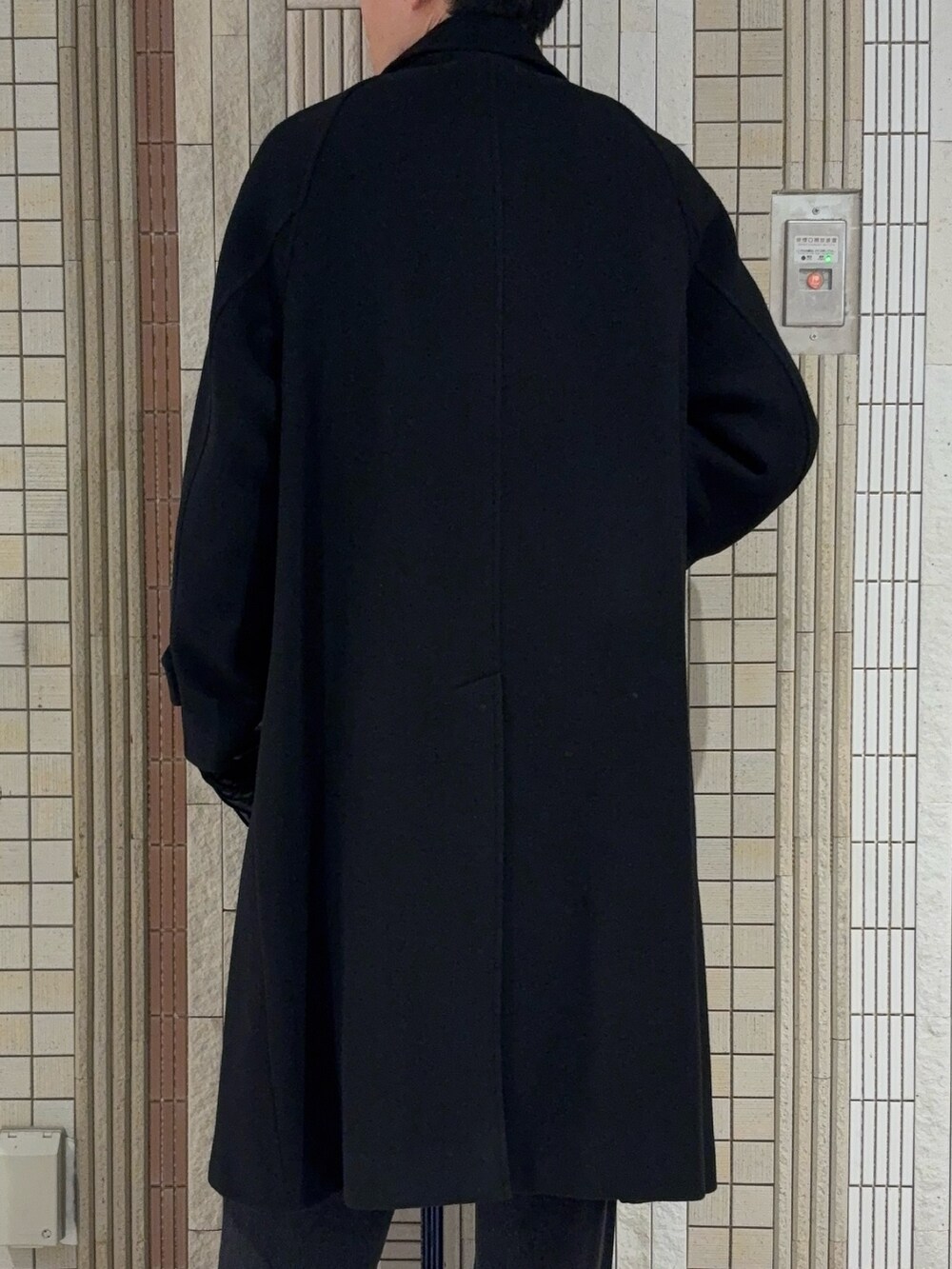 ブラック系のその他アウター、ブラック系のニット/セーター、ブラック系のデニムパンツを着用したメンズの秋コーディネートの9枚目の写真