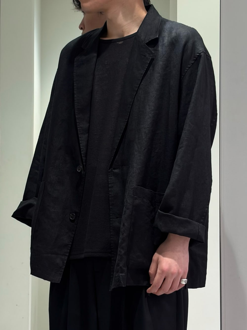ブラック系のTシャツ/カットソー、ブラック系のその他アウターを着用したメンズの春コーディネートの3枚目の写真