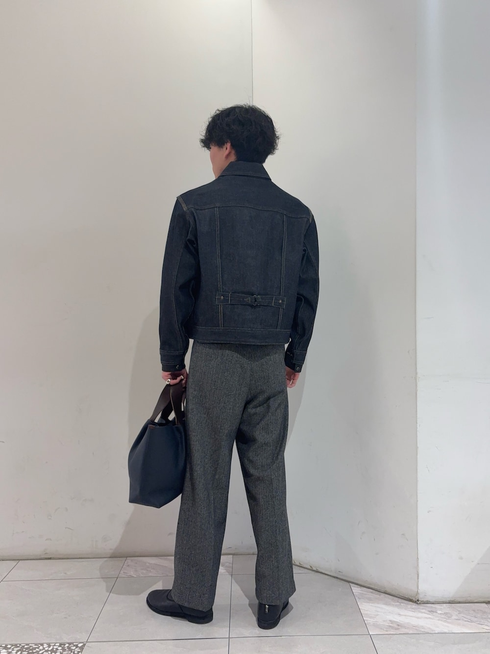 ブルー系のデニムジャケット、ブラック系のシャツ/ブラウス、グレー系のその他パンツを着用したメンズの冬コーディネートの5枚目の写真