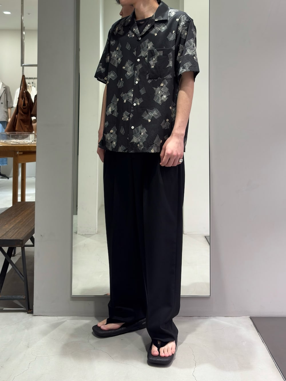 ブラック系のシャツ/ブラウス、ブラック系のTシャツ/カットソー、ブラック系のその他パンツを着用したメンズの春コーディネートの2枚目の写真
