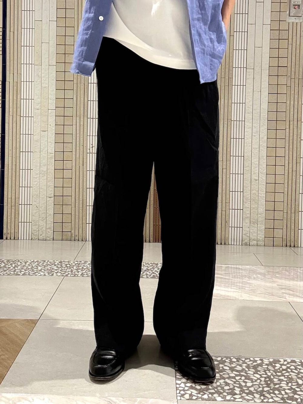 ブルー系のシャツ/ブラウス、ブルー系のその他パンツ、ホワイト系のTシャツ/カットソーを着用したメンズの夏コーディネートの5枚目の写真