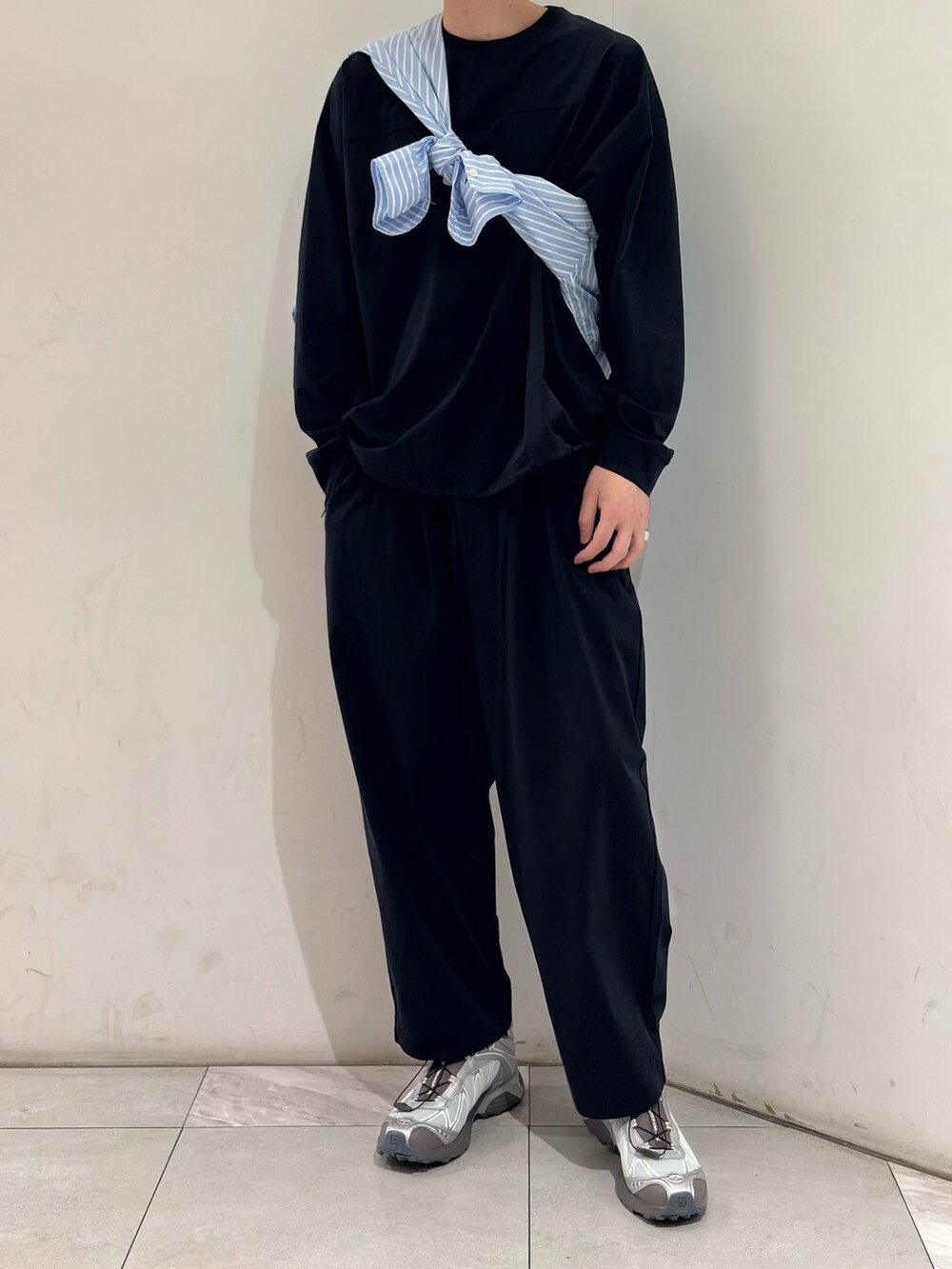 ブルー系のその他パンツ、ブルー系のTシャツ/カットソー、その他のシャツ/ブラウスを着用したメンズの春コーディネートの3枚目の写真