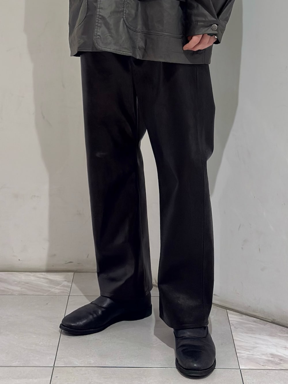 グリーン系のその他アウター、ホワイト系のシャツ/ブラウスを着用したメンズの春コーディネートの3枚目の写真