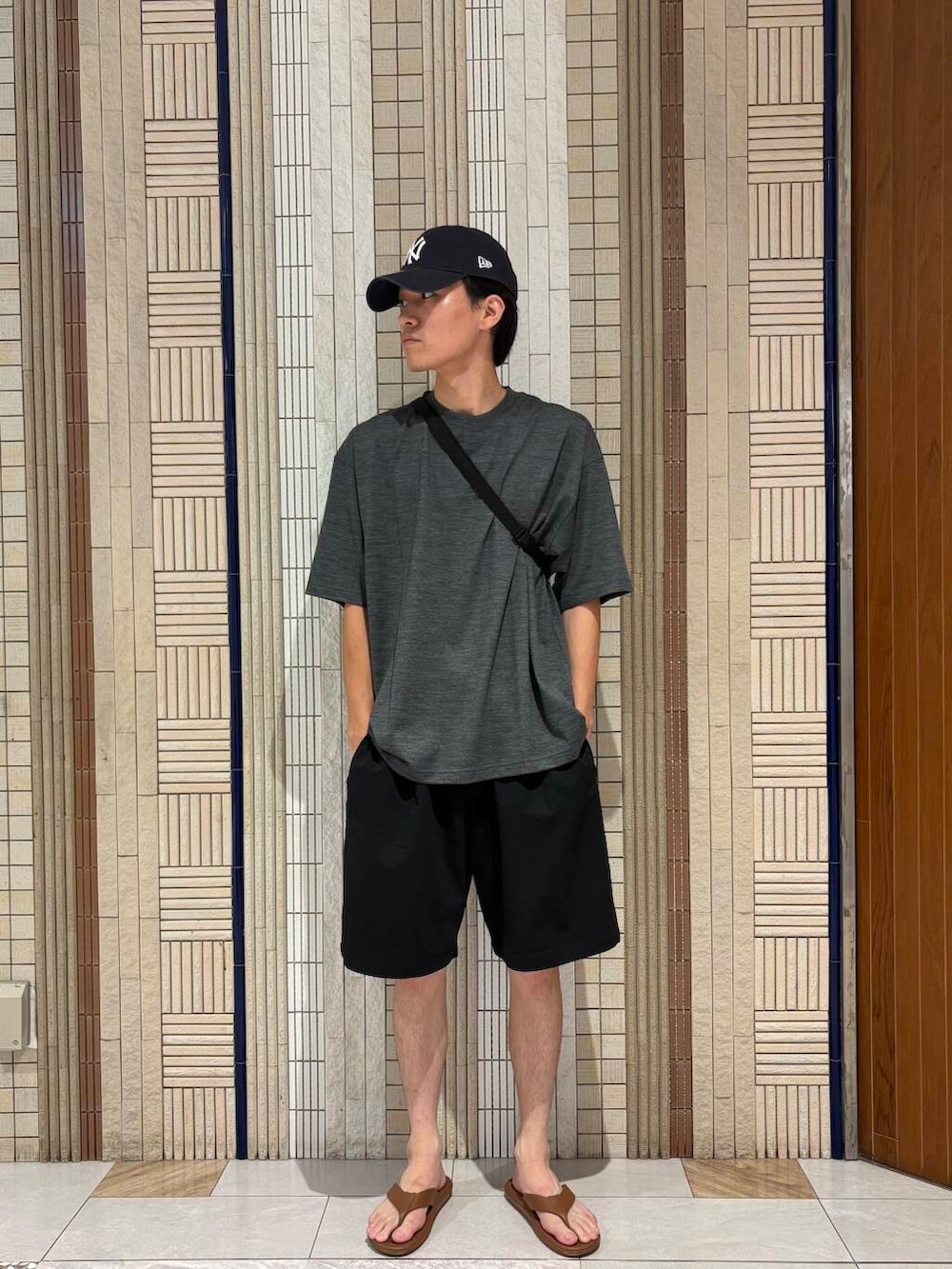 ブルー系のその他パンツ、ブラック系のショルダーバッグ、グレー系のTシャツ/カットソーを着用したメンズの夏コーディネートの2枚目の写真