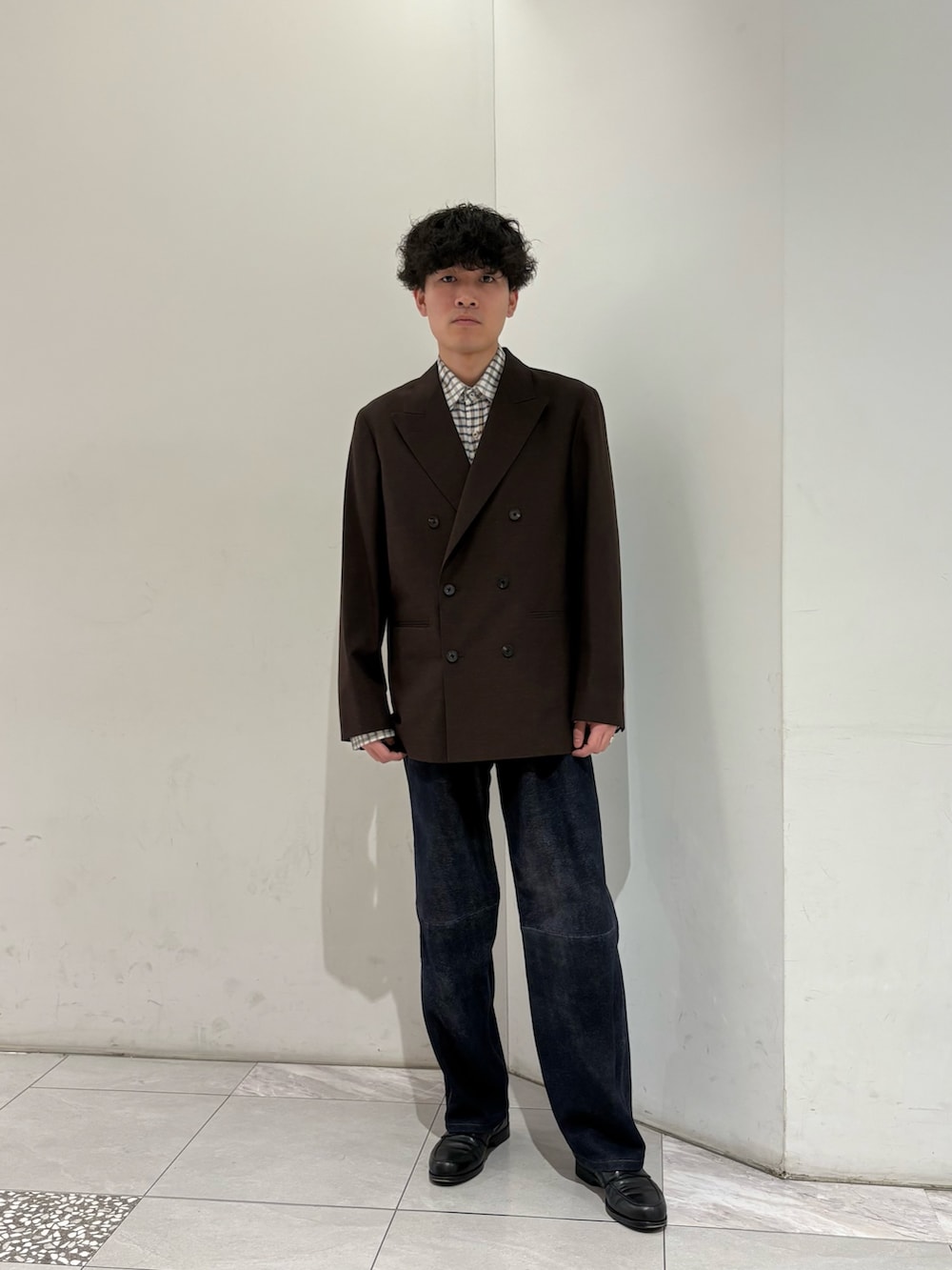 ブラウン系のその他アウター、ホワイト系のシャツ/ブラウス、ブルー系のその他パンツを着用したメンズの冬コーディネートの2枚目の写真