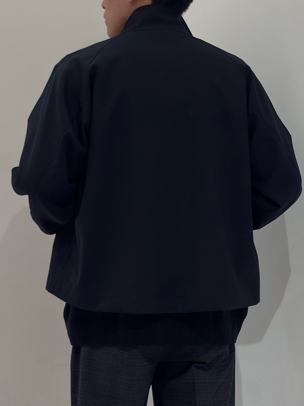 ブルー系のその他アウター、グレー系のその他パンツを着用したメンズの春コーディネートの7枚目の写真