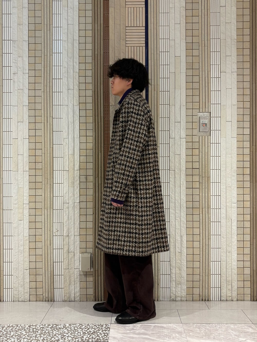 ベージュ系のステンカラーコート、パープル系のテーラードジャケットを着用したメンズの冬コーディネートの5枚目の写真