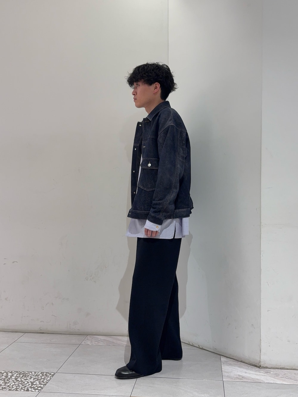 ブルー系のテーラードジャケット、ブルー系のその他パンツを着用したメンズの冬コーディネートの6枚目の写真