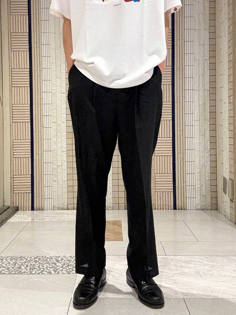 ブラック系のその他パンツ、ホワイト系のTシャツ/カットソーを着用したメンズの夏コーディネートの5枚目の写真