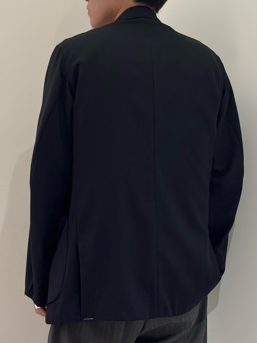 ブラック系のブーツ、グレー系のその他パンツ、ブルー系のニット/セーターを着用したメンズの春コーディネートの7枚目の写真