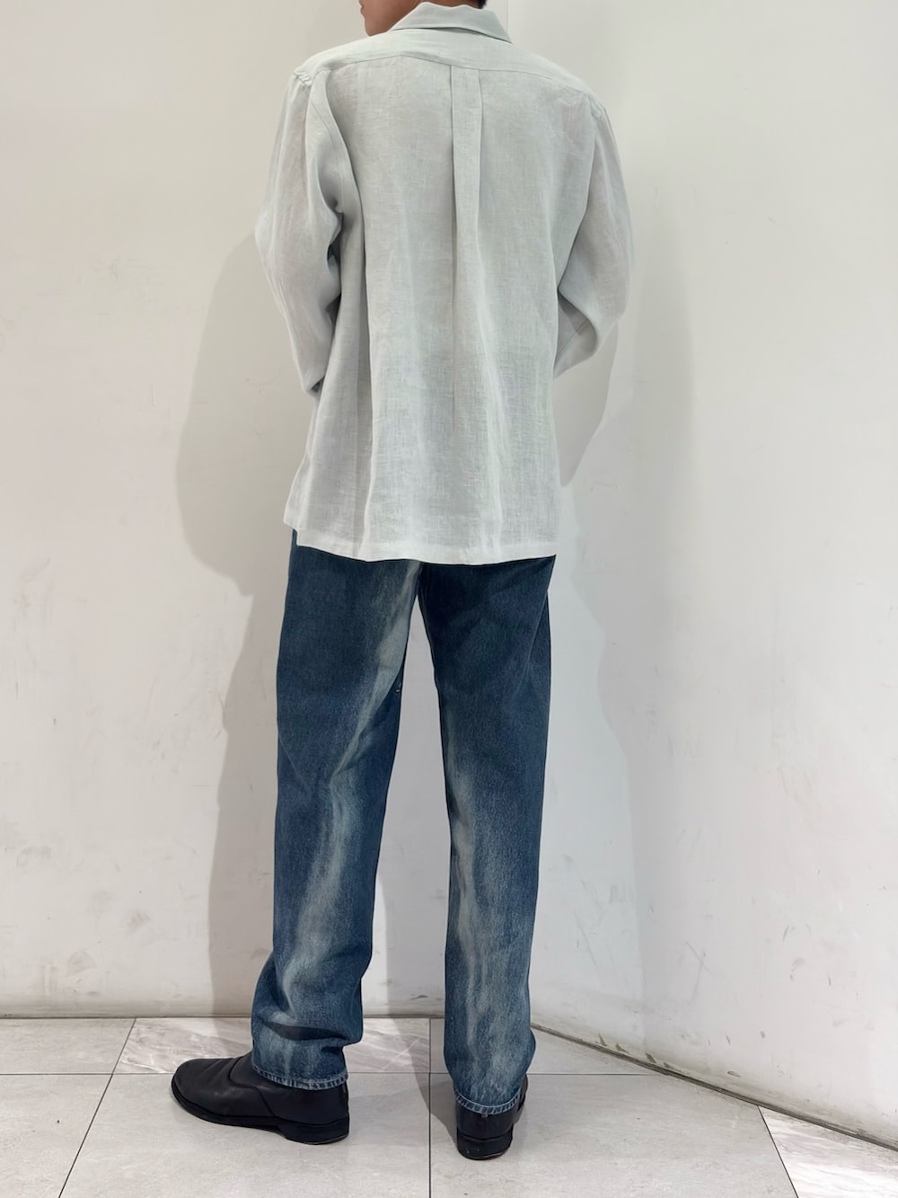 ブルー系のシャツ/ブラウス、ブルー系のデニムパンツ、ブラック系のブーツを着用したメンズの春コーディネートの6枚目の写真