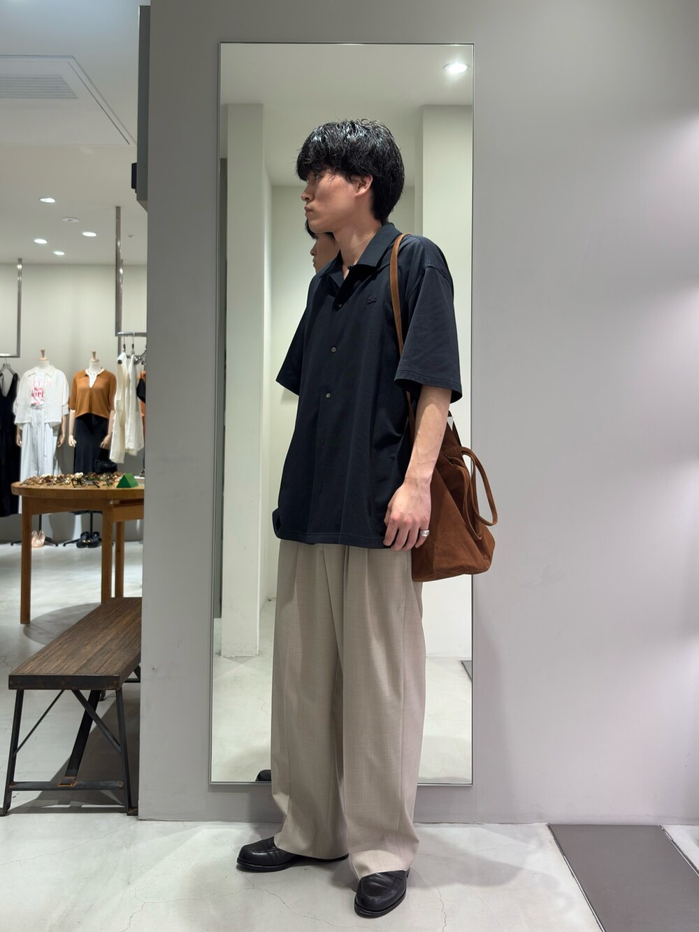 ブラック系のシャツ/ブラウス、ブラウン系のトートバッグ、ベージュ系のその他パンツを着用したメンズの夏コーディネートの4枚目の写真