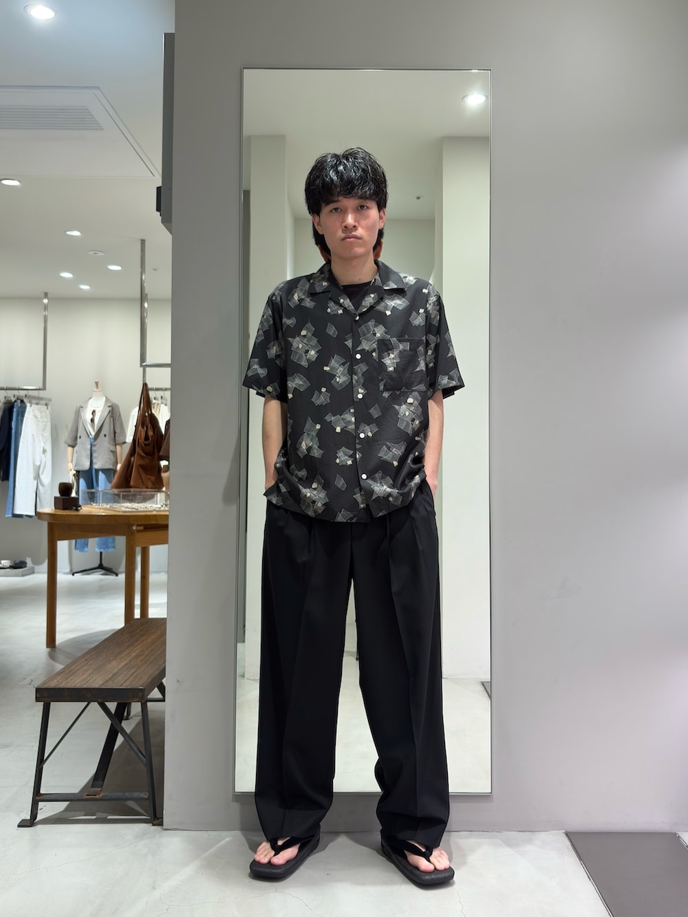 ブラック系のシャツ/ブラウス、ブラック系のTシャツ/カットソー、ブラック系のその他パンツを着用したメンズの春コーディネートの4枚目の写真
