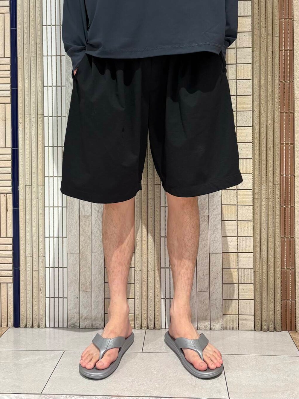 ブルー系のその他パンツ、ブラック系のショルダーバッグ、シルバー系のサンダルを着用したメンズの夏コーディネートの5枚目の写真