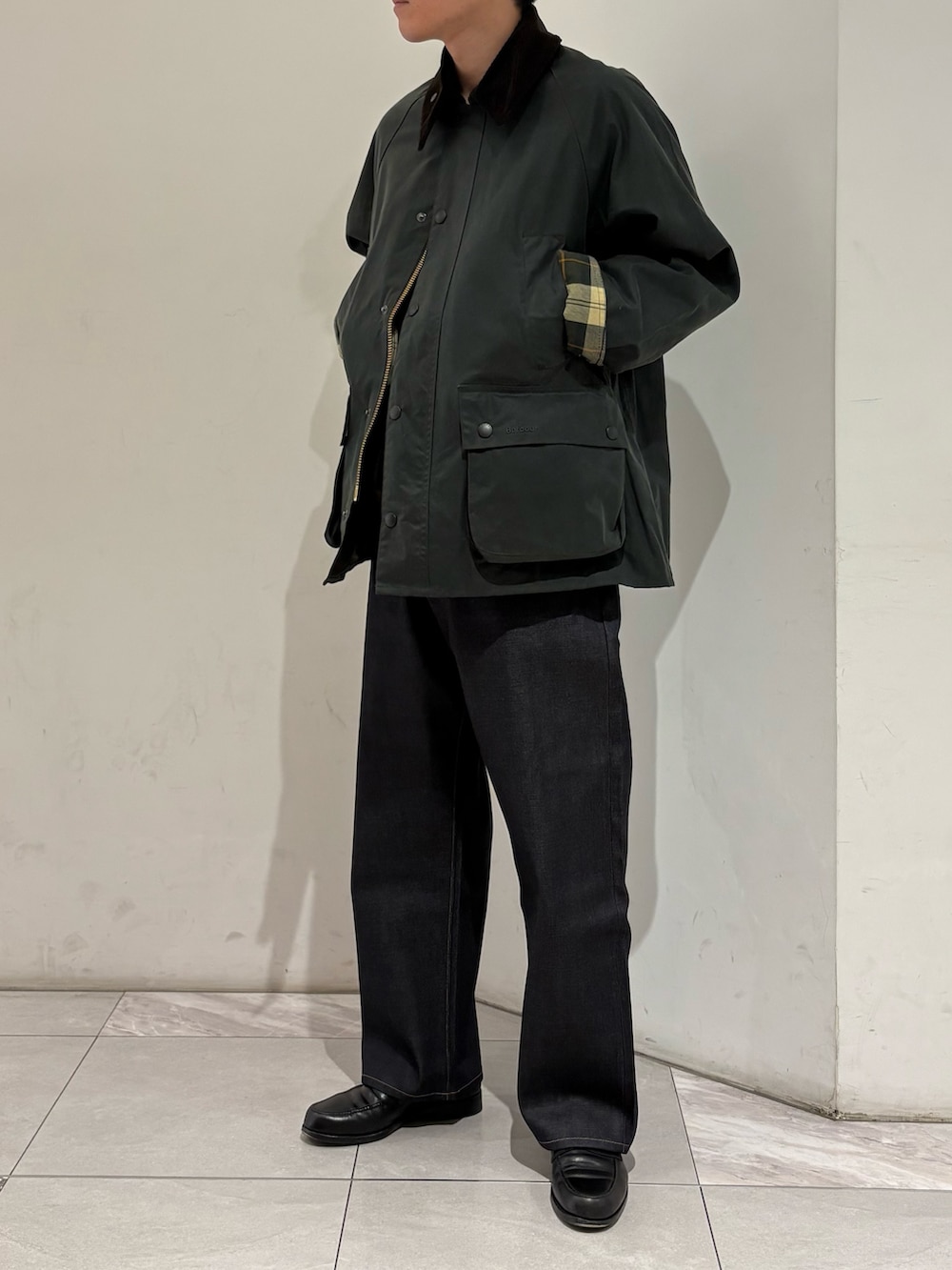 グリーン系のその他アウター、ブルー系のデニムパンツを着用したメンズの冬コーディネートの2枚目の写真