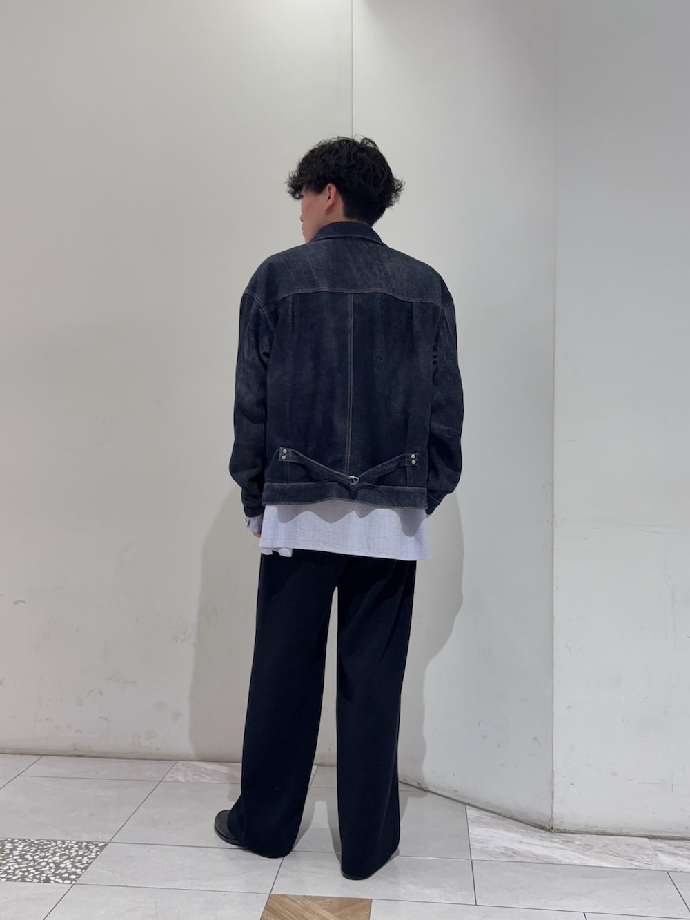 ブルー系のテーラードジャケット、ブルー系のその他パンツを着用したメンズの冬コーディネートの7枚目の写真