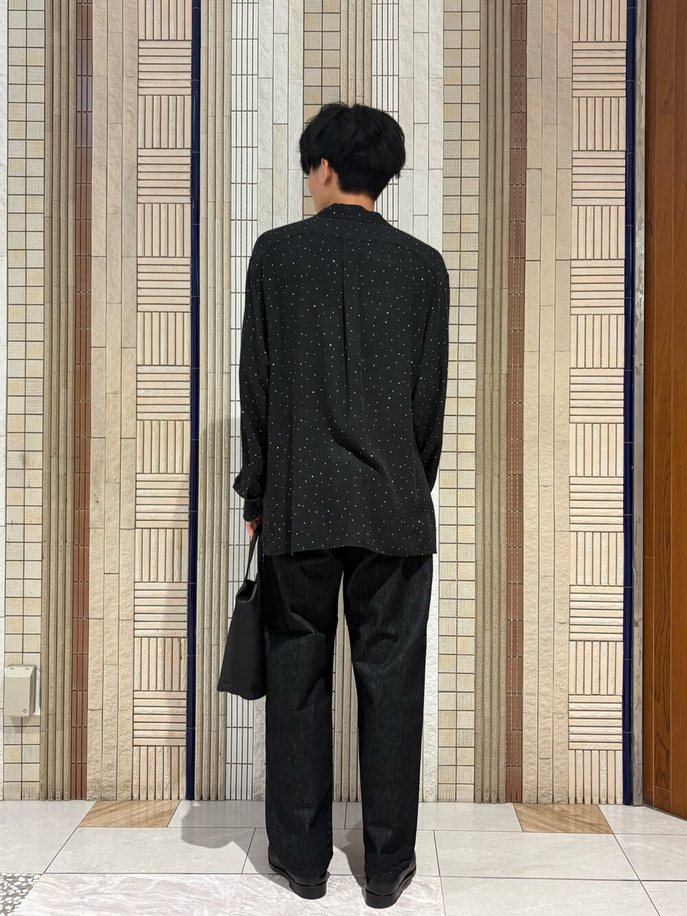 ブラック系のショルダーバッグを着用したメンズの秋コーディネートの4枚目の写真