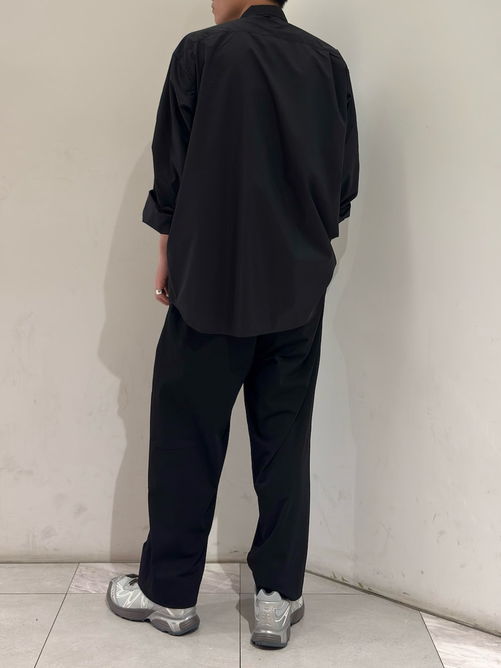 ブラック系のシャツ/ブラウス、ブラック系のTシャツ/カットソー、ブラック系のその他パンツを着用したメンズの春コーディネートの5枚目の写真